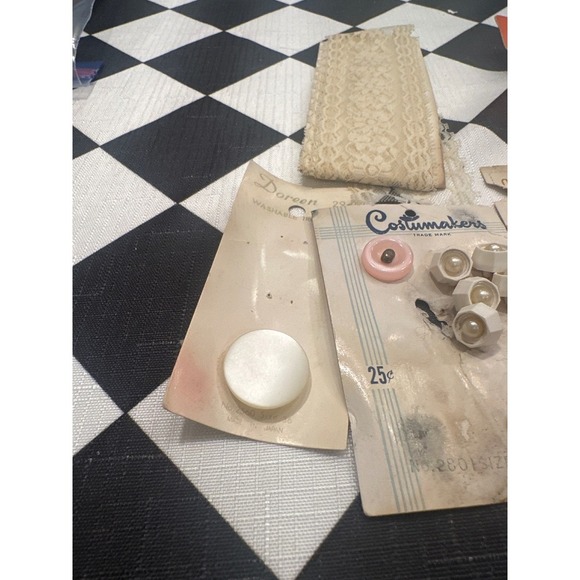 Vintage Sewing Buttons Lot Deluxe Mira Doreen Costumakers Trim Lace - Picture 4 of 5